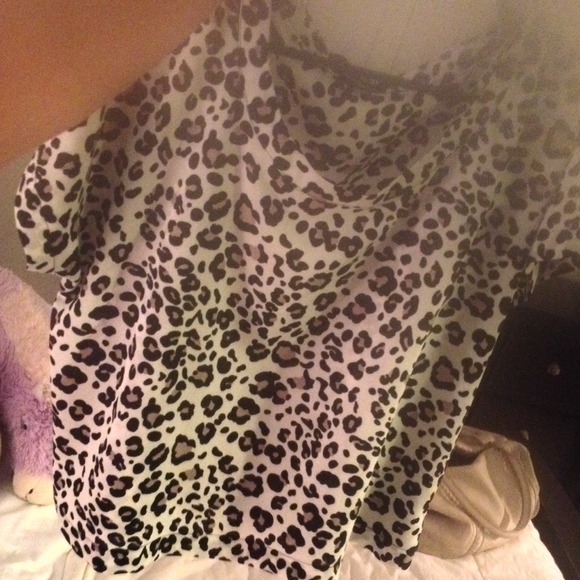 🚫SOLD🚫Leopard top - Picture 4 of 4