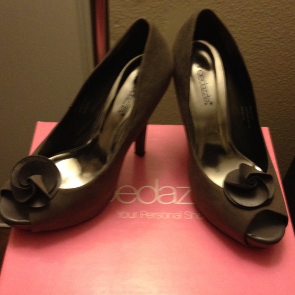 SOLD 👋👋 Faux suede grey heels. - Picture 3 of 3