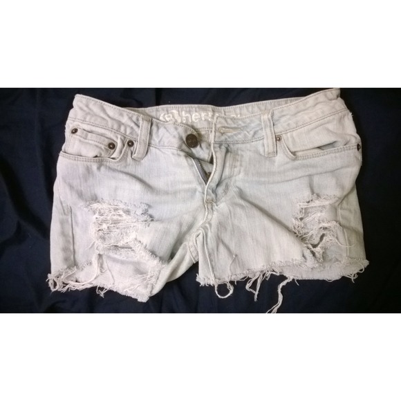 LIGHT DENIM BULLHEAD DISTRESSED SHORTS