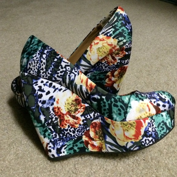 Patterned madden girl wedges