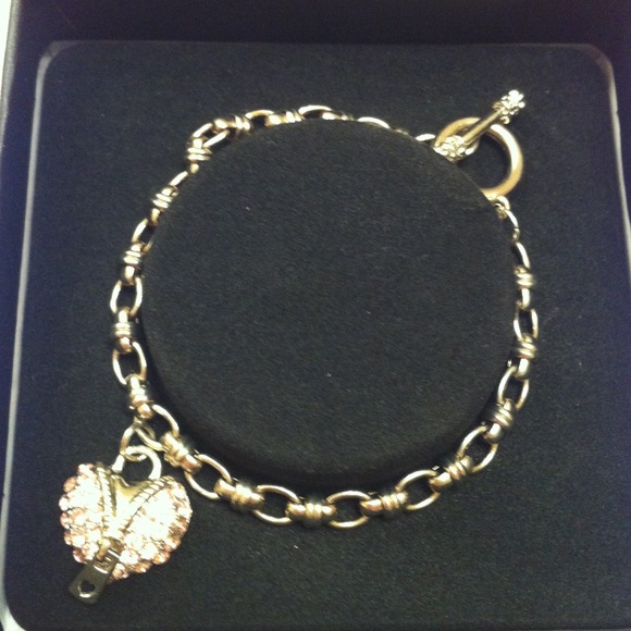 Bracelet with pink heart that has a zipper
