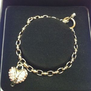 Bracelet with pink heart that has a zipper