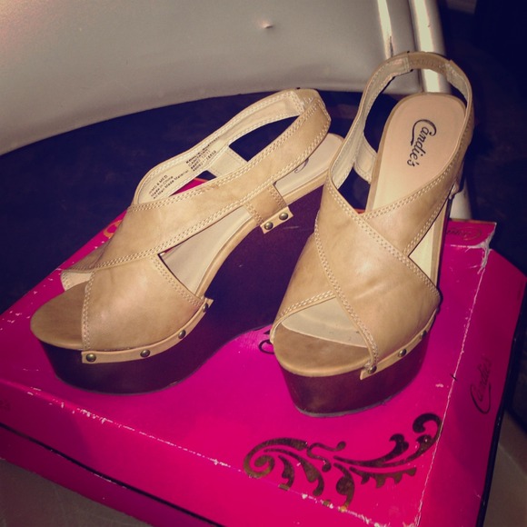 PRICE REDUCED!✨ Candies "CANITATAN" style wedges ✨