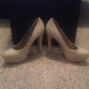 G by Guess beige pumps size 9.5