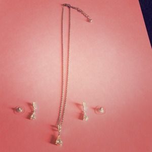 Iridescent necklace with matching earrings