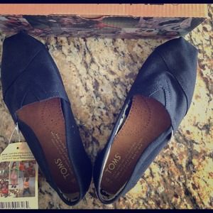 New with tags Toms black canvas shoes