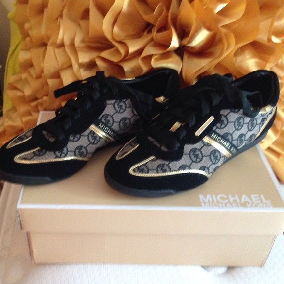 MICHAEL Michael Kors Shoes - MICHAEL KORS size 9. Brand NWT. NEVER BEEN WORN
