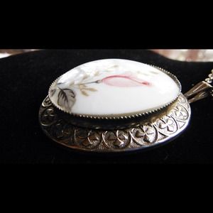 Gorgeous vintage, soft painted flower necklace