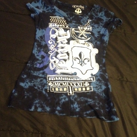 A blue bleach derèon shirt