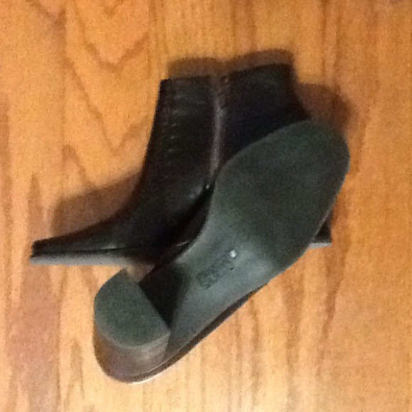 Dk Brown leather ankle boot size 7M - Picture 4 of 4