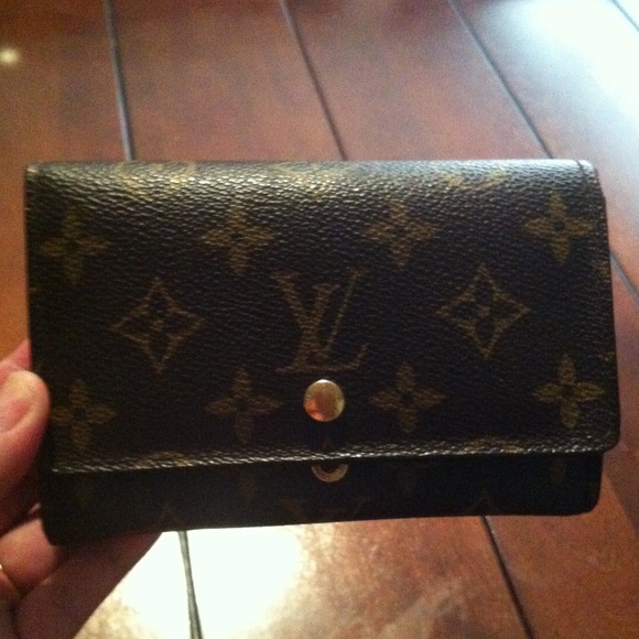 Authentic Louis Vuitton Wallet NEED Minor Repair