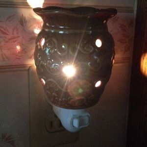 Plug in Scentsy warmer with scent bars