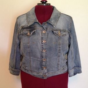 Cropped denim jacket with 3/4 sleeves