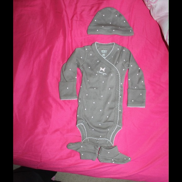 Baby's comfy suit including booties and a hat