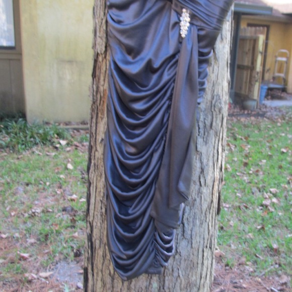 One shoulder formfitting gray party dress - Picture 3 of 3