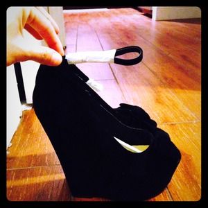 Black bow wedges size 5