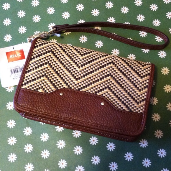 BUNDLED - Relic Cellphone Wristlet - Picture 2 of 3