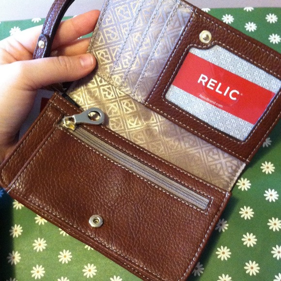 BUNDLED - Relic Cellphone Wristlet - Picture 3 of 3