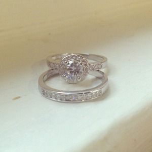 🎉HP!  **REDUCED STUNNING 18k WHITE GOLD & cz set!