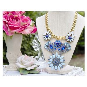 ❌SOLD❌Crystal Burst Statement Necklace