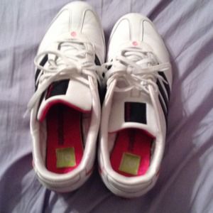 Women's size 9 Adidas sneaker/shoe