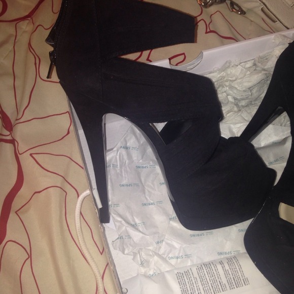 😍BRAND NEW BLACK CRISS CROSS PUMPS 🔥🔥🔥🔥