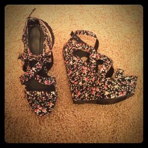 Rose Floral Print Criss Cross Bandage Peep Wedge
