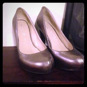 Pewter platform pumps 🍸🍹🍷 great shoes!