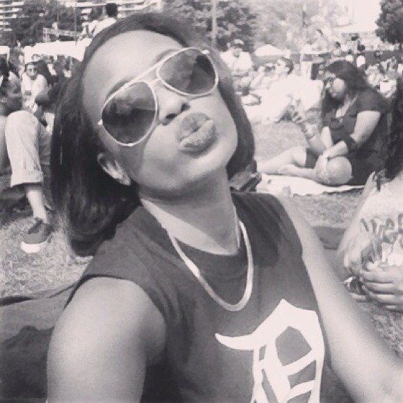 Meet your seller/buyer! 💋 - Picture 3 of 4