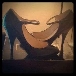 Almond toe black pump