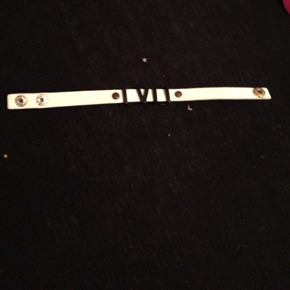 A bracelet - Picture 2 of 3