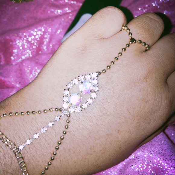 Hand Chain 💋 - Picture 2 of 3