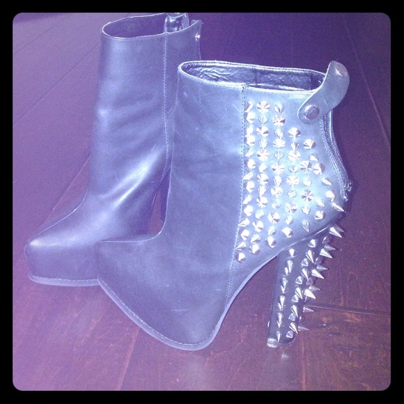 Genuine leather. Spike booties
