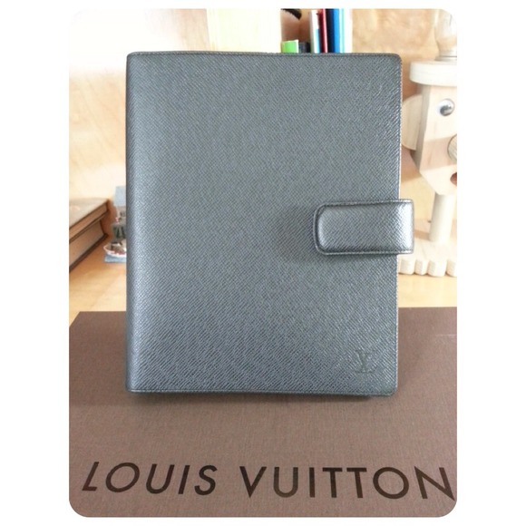 Authentic LOUIS VUITTON Taiga L Ring Agenda Cover