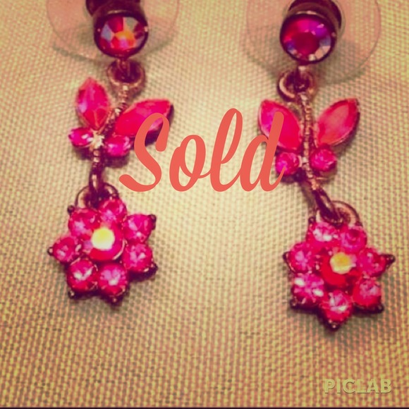 Earrings bundled with neckalace