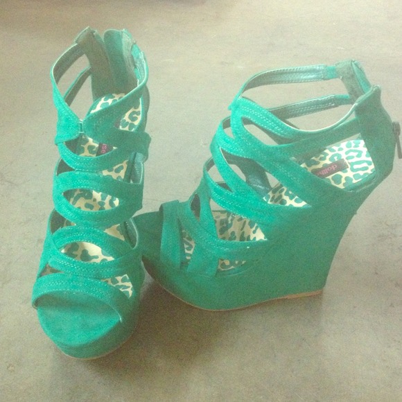 Green strappy wedge.