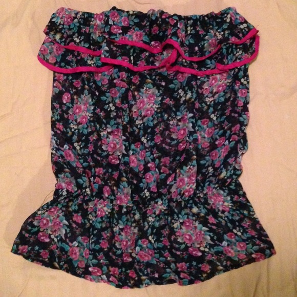 A strapless navy blue base shirt with floral print