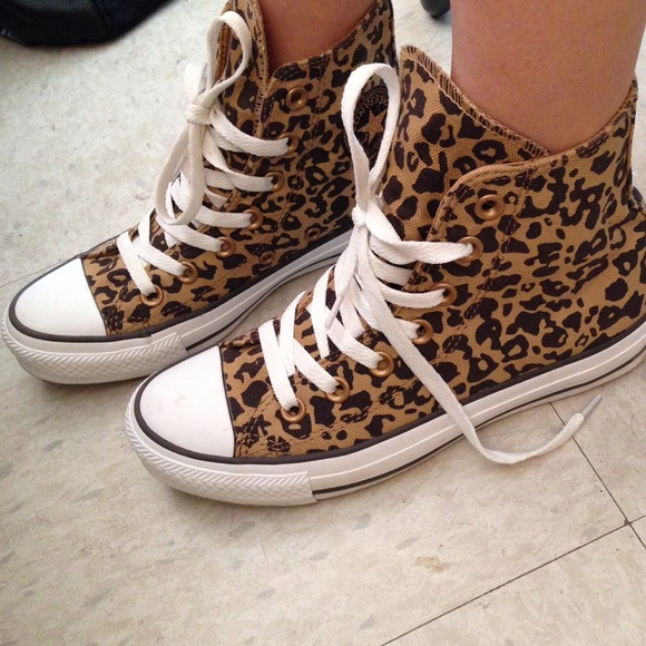 Leopard print converse