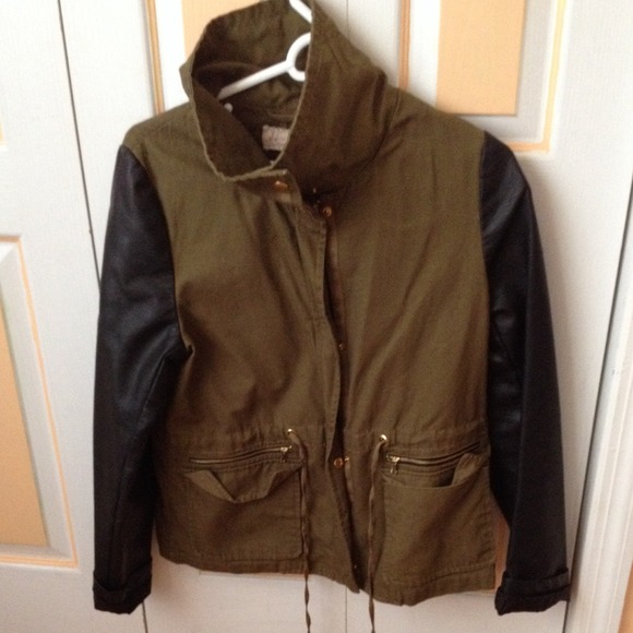 🚫🚫🚫 SOLD Leather sleeves cargo green jacket