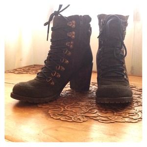 "Lucky Brand" hiking boots. Dark green.