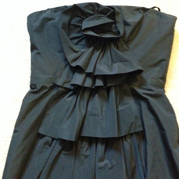 BCBG MAXAZRIA STRAPLESS WITH RUFFLE FRONT DETAIL - Picture 3 of 3