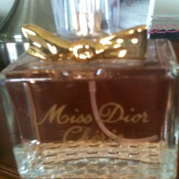 Miss Dior chérie perfume.