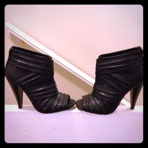 💝SOLD. Leather black heels.