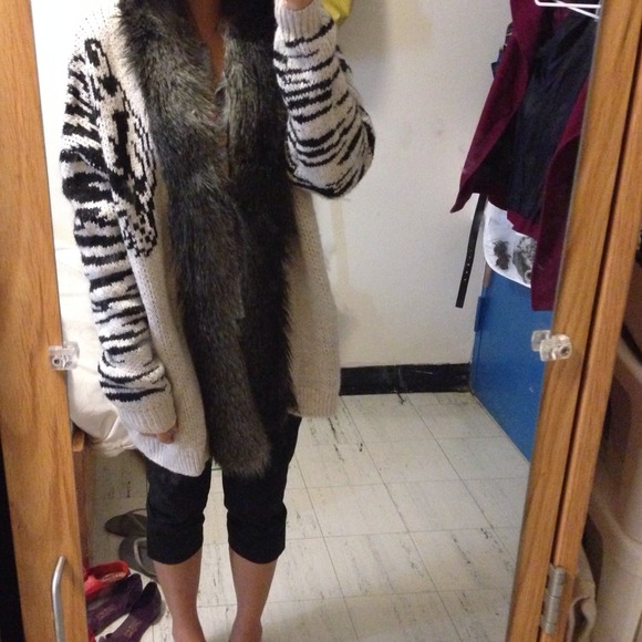 Thick knit sweater, animal pattern