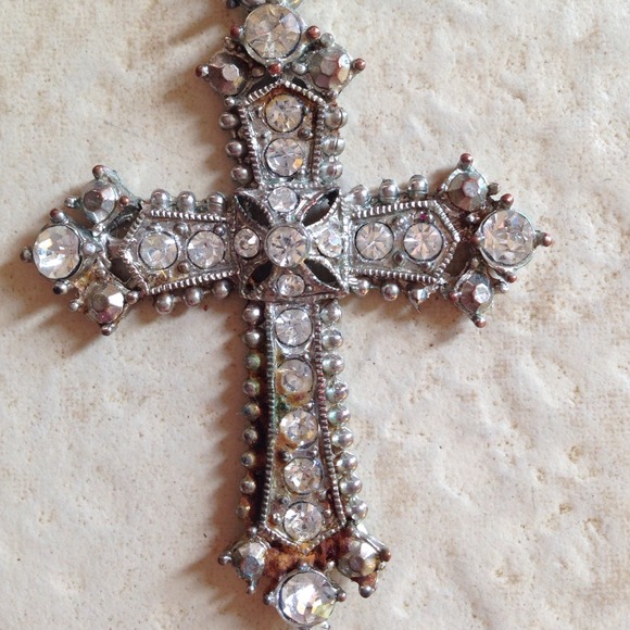 A necklace - Picture 2 of 3