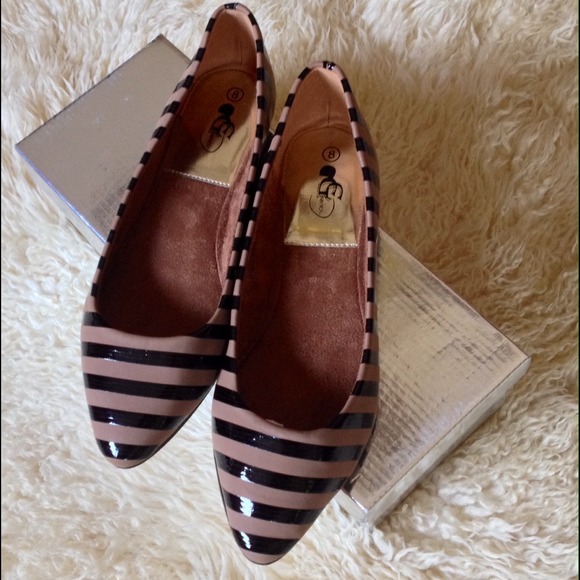 Taupe and black striped adorable flats from GC - Picture 2 of 4