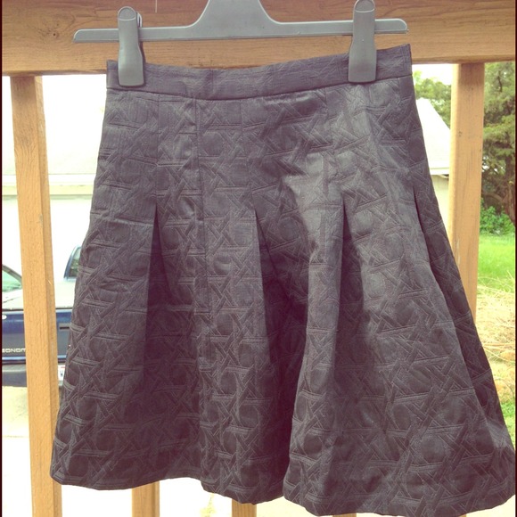 Black patterned pleated skirt