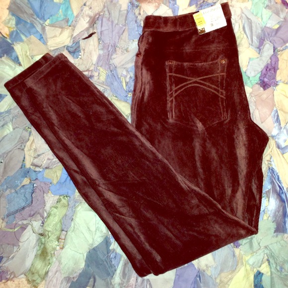 HUE NWT brown corduroy leggings