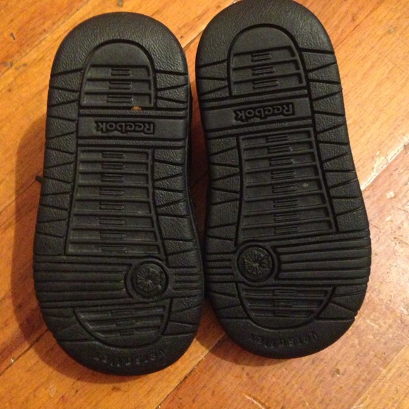 Infant Reebok Classic's - Black. Size 4C - Picture 3 of 3