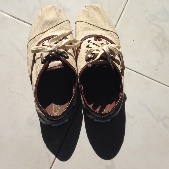 ❌SOLD❌ Toms Cordones Shoes (7.5)
